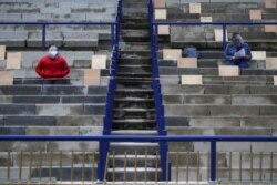 Пандемия кезінде Мексика ұлттық автономды университетіне түсу емтиханын тапсырғалы отырған талапкерлер.