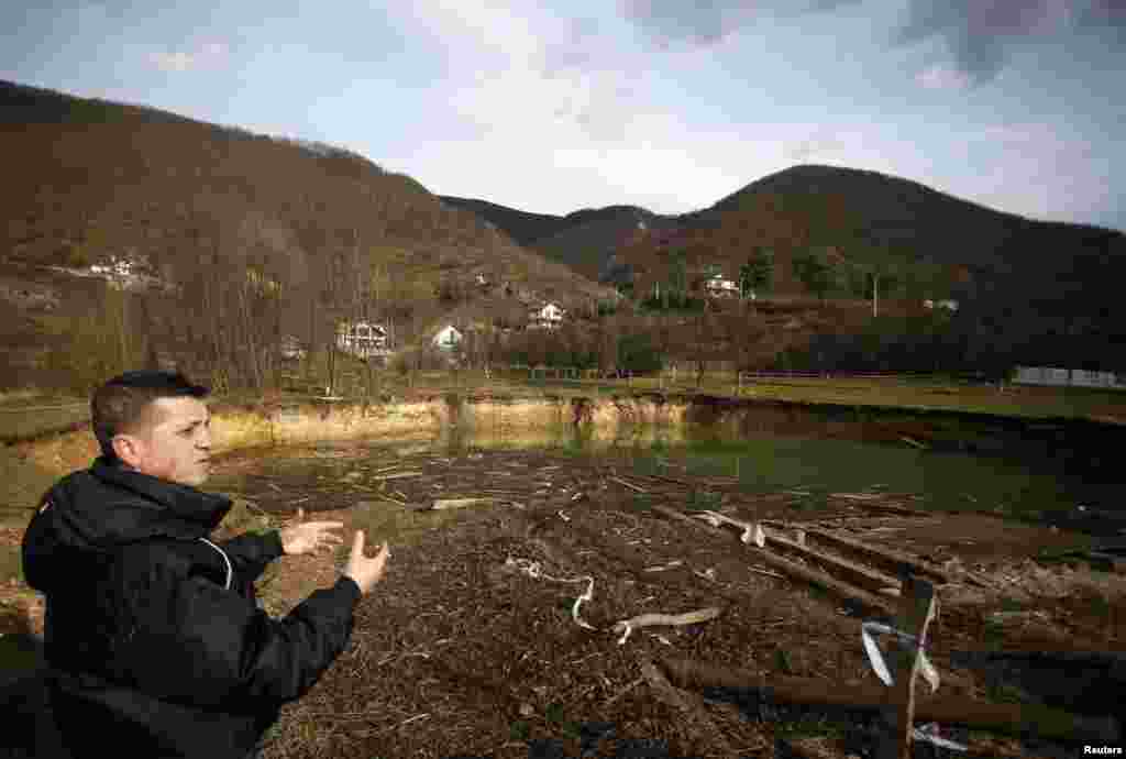 BiH - Saim Karadžić pokazuje 70 metarski krater gdje je nekad bila njegova kuća sa ribnjakom i nekoliko stabala. U posljednjih nekoliko mjeseci, međutim, krater se širi i prijeti više domaćinstava, dio stanovništva bio je prisiljen napustiti kuće jer su zidovi počeli pucati, Sanski Most, 17. januar 2013. Foto: Reuters / Dado Ruvić 