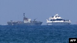 Իսրայելական ռազմանավը մոտեցել է Գազայի հատված ուղեւորվող «Ազատության նավատորմիղի» նավերից մեկին, 31-ը մայիսի, 2010թ.