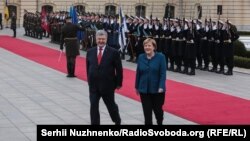 Канцлер Німеччини Ангела Меркель (п) і президент України Петро Порошенко під час зустрічі в Маріїнському палаці, Київ, 1 листопада 2018 року