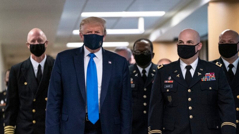 Трамп се појави во јавност со заштитна маска 