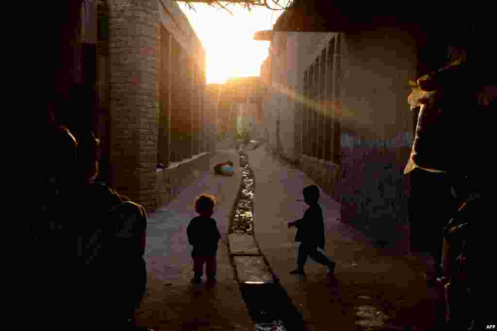 Афганскія дзеці гуляюць на вуліцы ў ваколіцах Джалалабаду. (AFP/Noorullah Shirzada)
