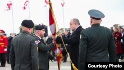 Президент Грузии Георгий Маргвелашвили (справа) вручает штандарт Владимиру Чачибая на военной базе Вазиани (архивное фото)