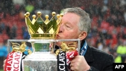 Managerul echipei Manchester United, Alex Ferguson sărută trofeul cîștigat de echipă la sfîrșitul campionatului