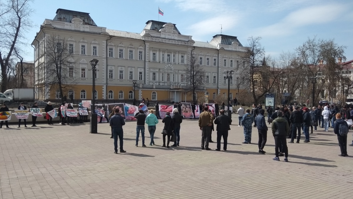 Жители иркутска. Площадь труда Иркутск. Иркутск площадь труда возле цирка. Название жителей Иркутска. Площадь труда Иркутск фото.