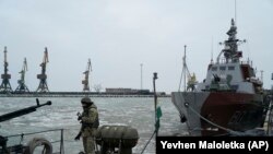 O navă militară ucraineană ancorată în portul Mariupol la Marea de Azov, 3 decembrie 2018