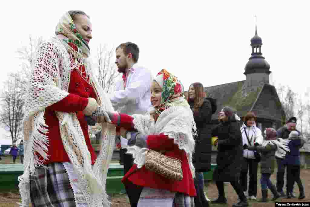 Беларусь, 28 февраля: люди танцуют во время празднования Масленицы в деревне под Минском. В тот же день анализы иранца, обучающегося в Беларуси, дали положительный результат на COVID-19. В стране по состоянию на 8 апреля зарегистрировано около тысячи случаев заражения, умерло 13 человек.&nbsp;