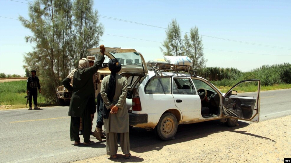 Forcat e sigurisë afgane duke i kontrolluar makinat dge udhëtarët në provincën Helmand