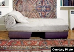 Sigmund Freudun xəstələrini uzadıb danışdırdığı məşhur divanı.