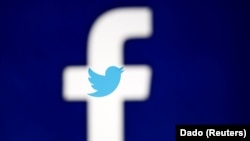 Emblemele Facebook și Twitter.