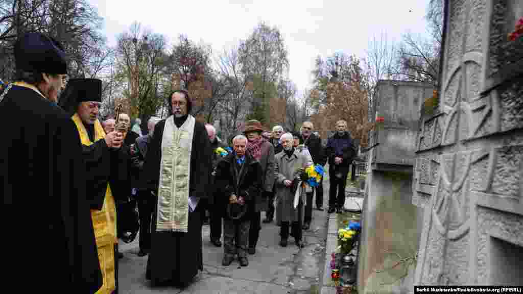 Панихида за покійними членами Української Гельсінської групи на Байковому кладовищі