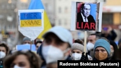 Протест срещу войната, проведен в Братислава, Словакия. На десния плакат има снимка на руския министър на външните работи Сергей Лавров с надпис отдолу: "Лъжец".