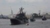 Руски военни хеликоптери летят над военноморски кораби на Балтийския флот в река Нева по време на репетиция за парада за Деня на военноморските сили в Санкт Петербург, Русия. Архивна снимка от 28 юли 2017 г.
