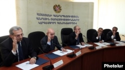 Հանրային ծառայությունները կարգավորող հանձնաժողովը քվեարկության ժամանակ, արխիվ