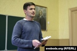 Паэт Анатоль Івашчанка прэзэнтуе новы нумар часопіса «Дзеяслоў» зь вершамі Тацяны. Здымак Дзяніса Раманюка