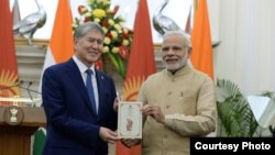 Президент Кыргызстана Алмазбек Атамбаев и премьер-министр Индии Нарендра Моди.