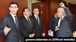 Թուրքմենստանի նախագահի որդին (ձախ) թաթար պաշտոնյաների է ընդունում, արխիվ 