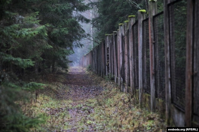 2-мэтровая агароджа вакол былой базы, фота 17 сьнежня 2019