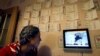 Një grua duke shikuar programin e lajmeve, Rusia 24, gjatë sulmeve ajrore në Siri. Forografi nga arkivi.