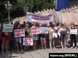 Митинг ялтинских предпринимателей против закрытия рынка, 27 июля 2015 года