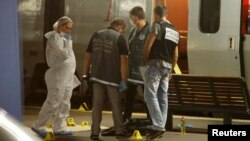 Pjesëtarët e policisë franceze duke zhvilluar hetime në trenin ku udhëtarët e çarmatosën një sulmues