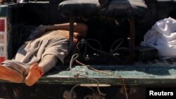 آرشیف، جسد یک مخالف مسلح در عقب یک موتر نظامی در ولایت هلمند.