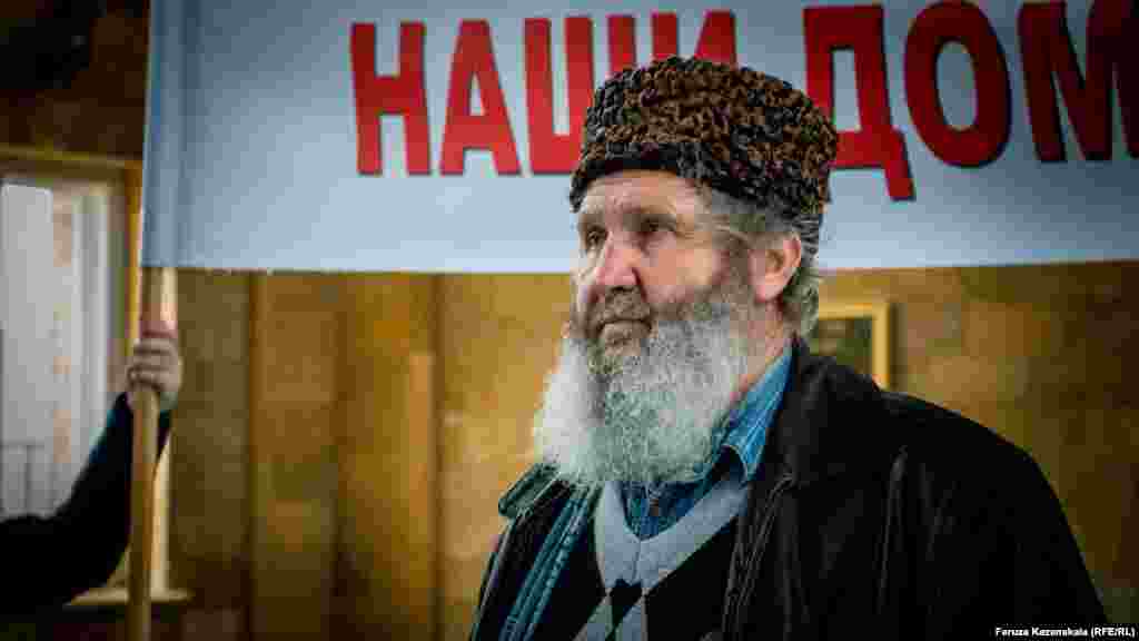 Один з активістів «галявини протесту» Фазил Ібраїмов оголосив голодування. До нього приєдналися ійінші. Більшість активістів планують голодувати по три доби, по черзі