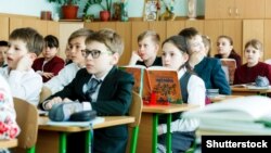 Школярі під час уроку, архів