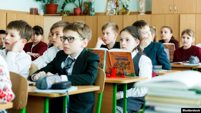 Школярі під час уроку, архів