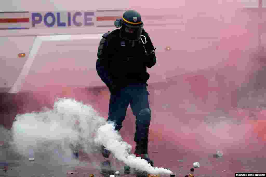 Активисты забрасывали стражей порядка дымовыми шашками, камнями