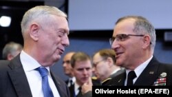 ABŞ-ın keçmiş müdafiə naziri Jim Mattis (solda) və General Curtis Scaparrotti