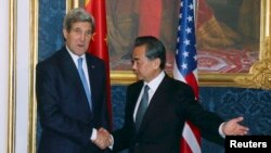 Госсекретарь США Джон Керри и министр иностранных дел Китая Ван И на встрече по иранской ядерной программе. Вена, 24.11.2014