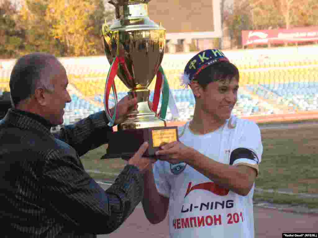 Tajikistan -- Tajik football team of "Istiqlol" celebrates it victory, 29Nov2010 