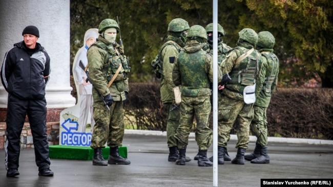 Вооруженные российские военные без опознавательных знаков в аэропорту Симферополя, 28 февраля 2014 года