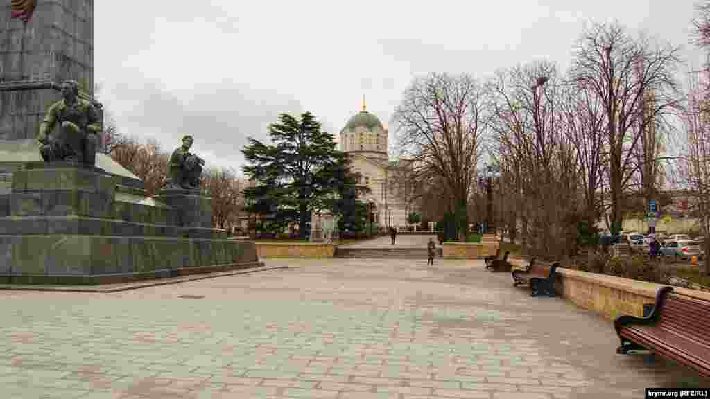 У денний час у сквері небагатолюдно. В основному тут можна побачити православних віруючих і жителів довколишніх вулиць