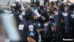 Poliștii îngenunchează, în semn de respect pentru protestele antirasiale, Washington.