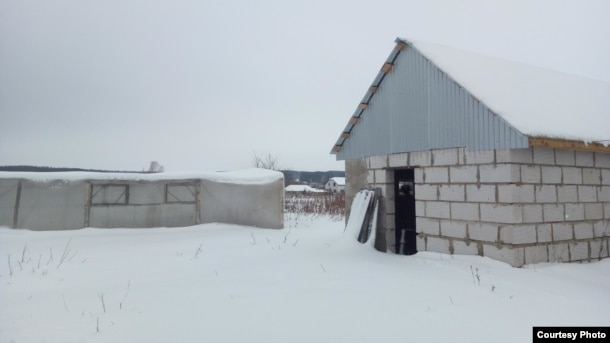 Савинов планировал расширять хозяйство и построил новый загон для скотины.