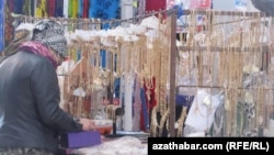 "Altyn Asyr" bazarynda şaý-sep satýan dükan. Aşgabat (arhiw suraty)