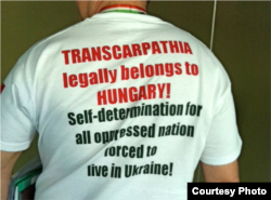Напис на спині члена партії «Йоббік»: «Закарпаття законно належить Угорщині. Самовизначення для всіх пригноблених націй, змушених жити в Україні»