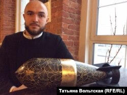 Александр Григорьев со своей пацифистской бомбой
