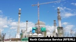 Строящаяся мечеть в Шали, архивное фото