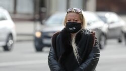 Женщина в маске на улице в Минске. 20 апреля 2020 года.