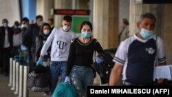 Muncitori sezonieri români la plecarea de pe Aeroportul Otopeni