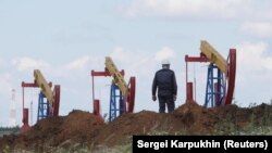 Установки на нефтяном месторождении в России.