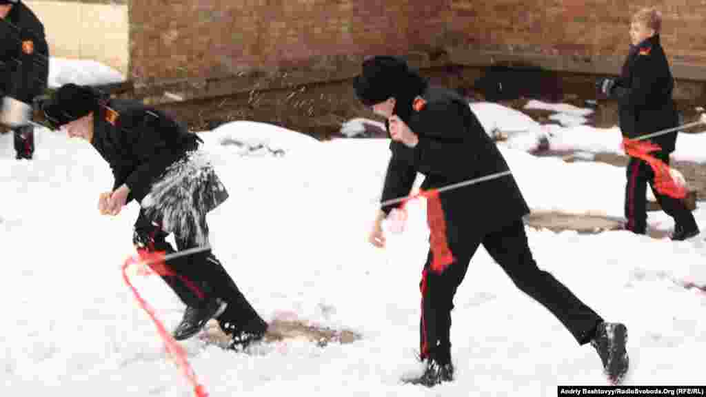 Поки не бачать офіцери вихователі можна пограти і у сніжки.
