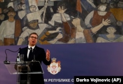 Aleksandar Vucic szerb elnök egy 2020. márciusi sajtótájékoztatón. Nacionalistából az EU-integráció híve lett, de megpróbálja kezében tartani a médiát és nem akar "oldalt választani" az ukrajnai háborúban.