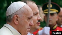 Папа римский Франциск и президент Албании Буяр Нишани (Тирана, 21 сентября 2014 года)