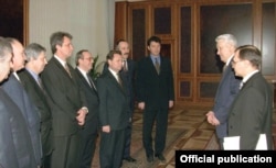 Борис Ельцин, Сергей Кириенко (крайний справа) и члены его правительства