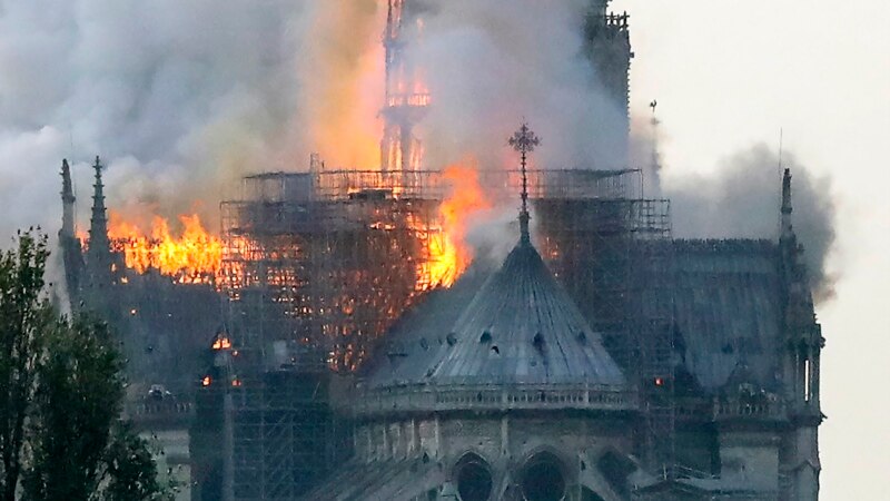 Пожар во катедралата Нотр Дам во центарот на Париз