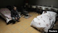 Незваных гостей обитатели приюта встречают настороженно и даже отчасти агрессивно, поскольку мотивы незнакомцев неясны: просто так заходить сюда никто не станет